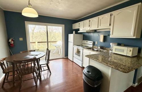 Nancy Cabin | Cottage 14- Lee’s Ford Marina