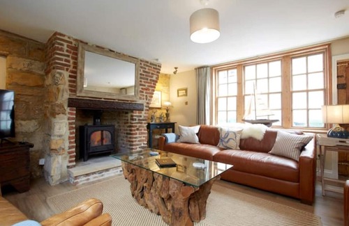 Whitby Cottage | Cottage 2 minutes to beach with patio & parking