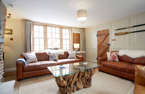 Whitby Cottage | Cottage 2 minutes to beach with patio & parking