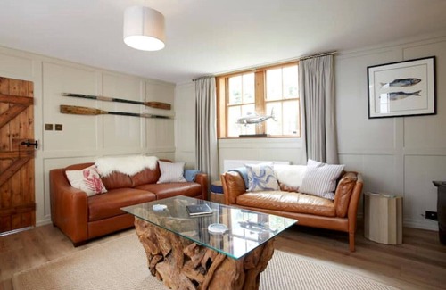 Whitby Cottage | Cottage 2 minutes to beach with patio & parking