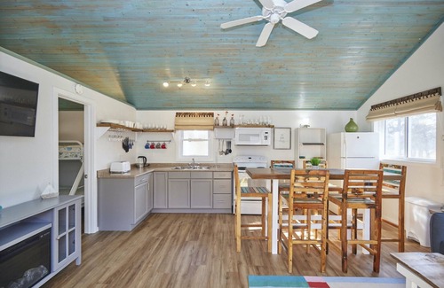 Hamilton House | Cottage #3 · Lake Haven Beach Resort