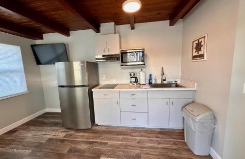 Tavares House | Cottage 31, Hibiscus Hut - Dora Canal Court - a downtown, waterfront community