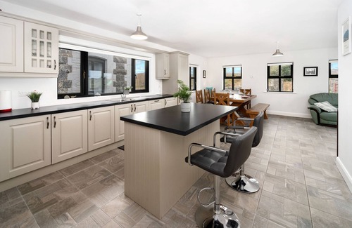 Oughterard Cottage | Cottage 345 - Oughterard - sleeps 10 guests in 4 bedrooms