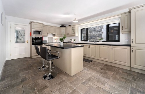 Oughterard Cottage | Cottage 345 - Oughterard - sleeps 10 guests in 4 bedrooms