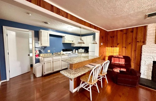 Nancy Cabin | Cottage 5- Lee’s Ford Marina