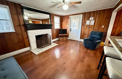 Nancy Cabin | Cottage 6- Lee’s Ford Marina