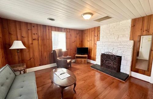 Nancy House | Cottage 7 Lees Ford Marina