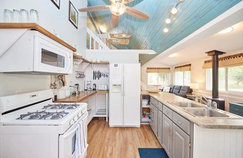 Wainfleet House | Cottage #8 · Lake Haven Beach Resort