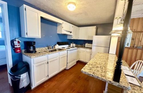 Nancy House | Cottage 8Lees Ford Marina