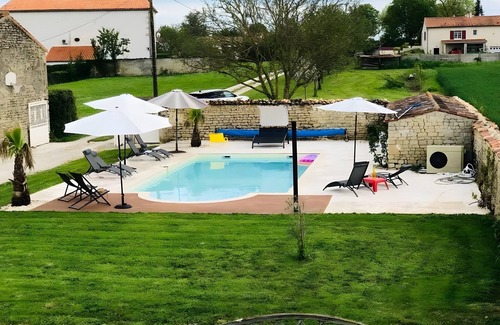 Vergne House | Cottage 'Ambre' with Shared Pool, Private Terrace and Wi-Fi