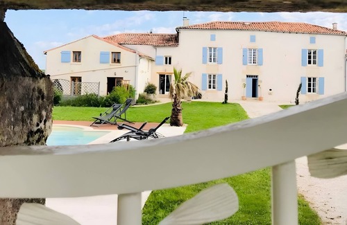 Vergne House | Cottage 'Ambre' with Shared Pool, Private Terrace and Wi-Fi