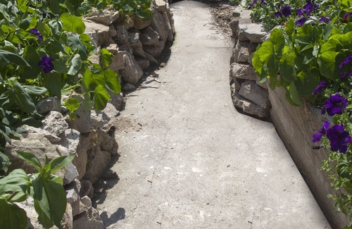 Ellsworth Cottage | Cottage and Gardens on the Rush River