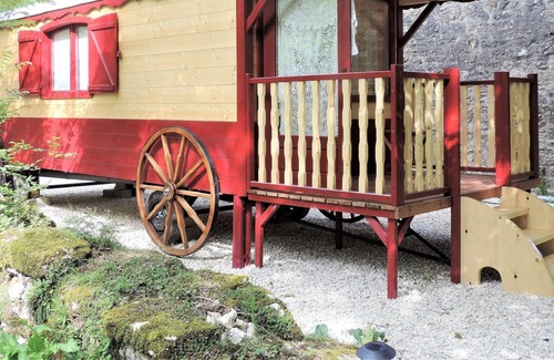 Cuzance Cottage | Cottage and its trailer in a cocoon of greenery (see the video)