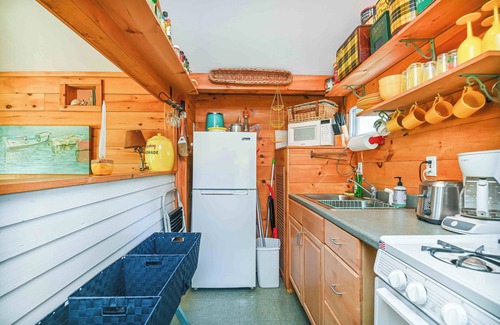 Cape Neddick Cottage | Cottage at Birch Knoll – Peaceful 1 BDR Retreat w/Shared Pool & Fire Pit