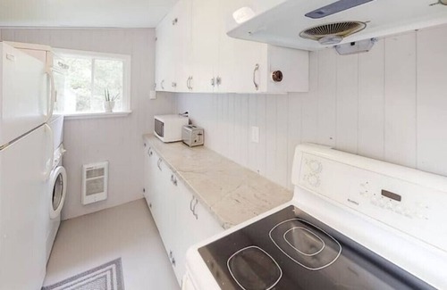 Newport Landing Cottage | Cottage at Evangeline Beach & near Local Wineries