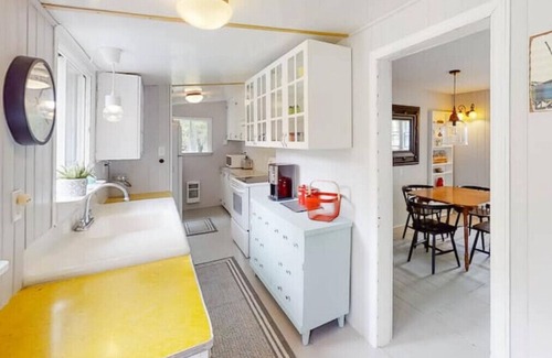Newport Landing Cottage | Cottage at Evangeline Beach & near Local Wineries