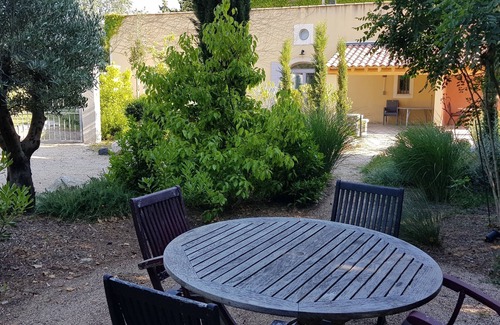 Fontvieille House | Cottage at the foot of the Alpilles for 4 people with swimming pool, surrounded by olive trees