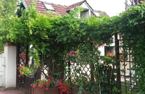 Heudreville-sur-Eure Cottage | Cottage 'Aux Chants Des Oiseaux' with Private Garden and Wi-Fi