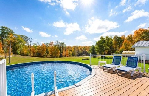 Elizabethtown-Kitley Cottage | Cottage backing water and with absolute quietness and privacy