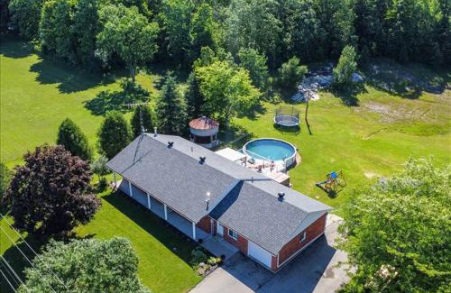 Elizabethtown-Kitley House | Cottage backing water