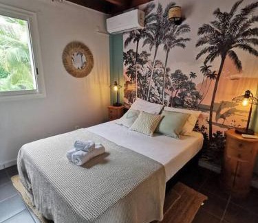 Boucan Canot House | COTTAGE BLUE classé 3 étoiles - 4 à 6 personnes - 2 chambres - accès direct à la plage et à l'esplanade de Boucan Canot avec ses bars et restaurants