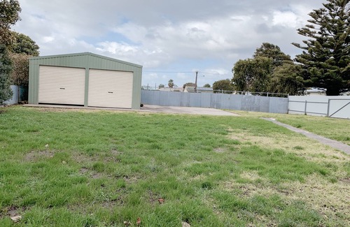 Mount Gambier House | Cottage @ Blue Lake. Quiet location and pet friendlyn