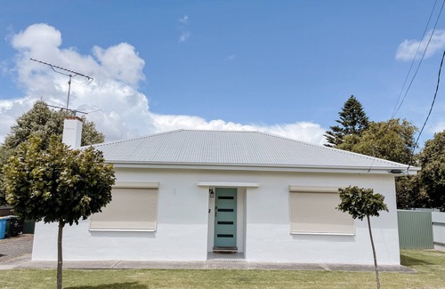 Mount Gambier House | Cottage @ Blue Lake. Quiet location and pet friendlyn