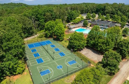 Westminster Ski Chalet | Cottage by Lake Hartwell Cocoa y Canoes
