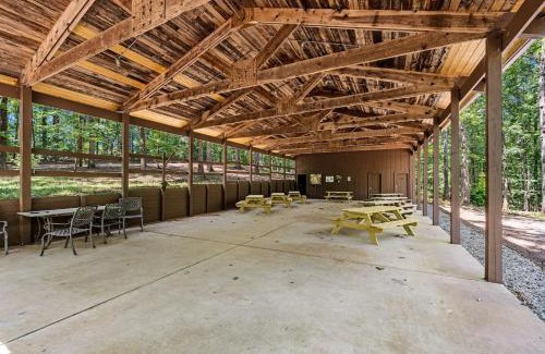 Westminster Ski Chalet | Cottage by Lake Hartwell Cocoa y Canoes