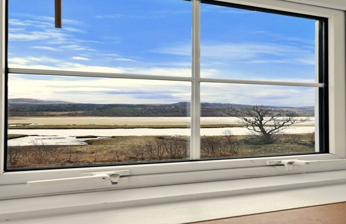 Lochgilphead Cottage | Cottage by Loch with Stunning Views