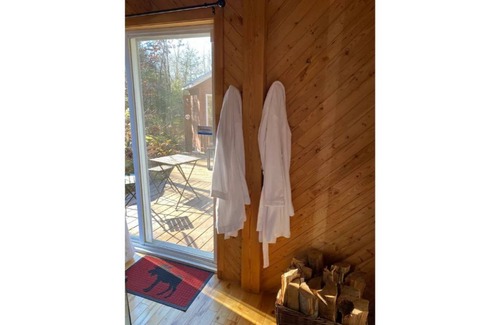 Amherst Cottage | Cottage by River Falls with Hot Tub & Sauna