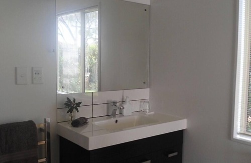 Invercargill Cottage | Cottage by the Tower. Quality Modern accommodation
