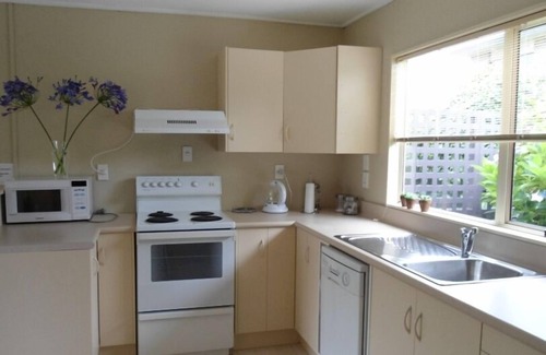 Invercargill Cottage | Cottage by the Tower. Quality Modern accommodation