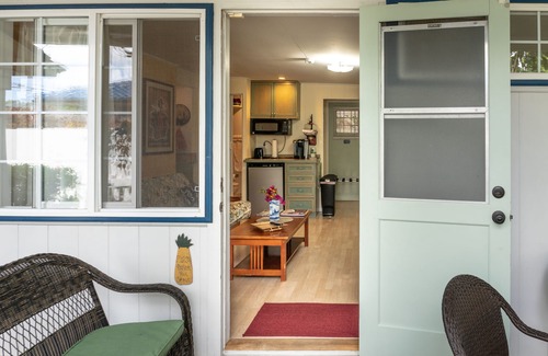 Portlock Cottage | Cottage by the Bay, "A Calm and Peaceful Retreat"
