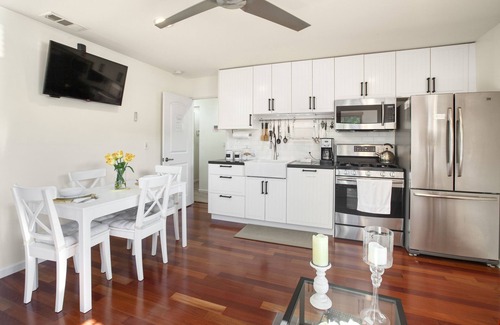 Solana Beach House | Cottage by the beach, restaurants and shopping