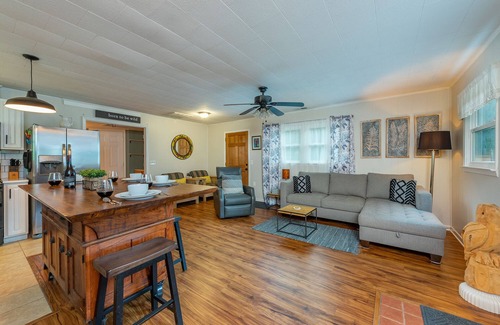 Burnsville Cottage | Cottage by the Creek, Fire Pit, Grill, 3 Mins to Town, WiFi, Pets Welcome!