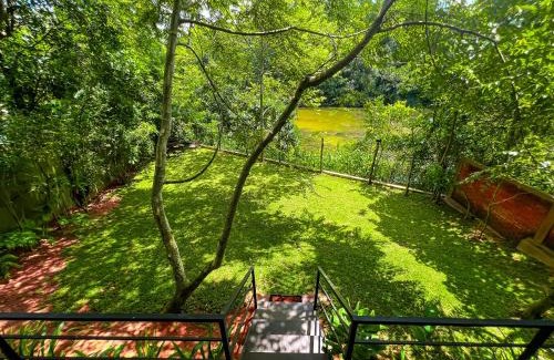 Thalawatugoda Villa | Cottage by the Lake