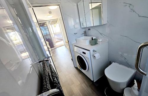 Waranga Shores House | Cottage by the Lake - Pet Friendly