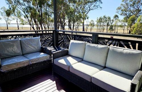 Waranga Shores House | Cottage by the Lake - Pet Friendly