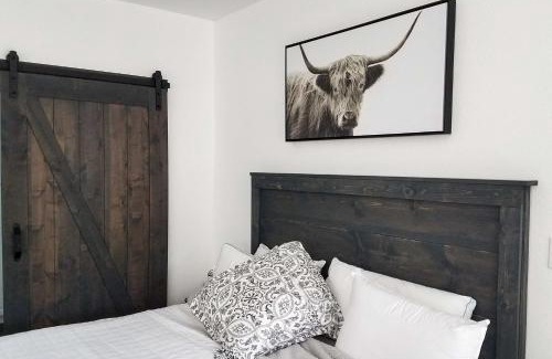 Bradley Apartment | Cottage by the Lakes with Patio by Lake Nacimiento