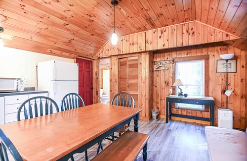 South Sanford Cabin | Cottage by the Pond – The Perfect Cozy Escape! Great for Couples and Families