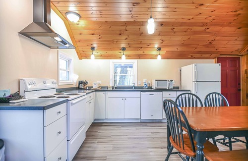 South Sanford Cabin | Cottage by the Pond – The Perfect Cozy Escape! Great for Couples and Families