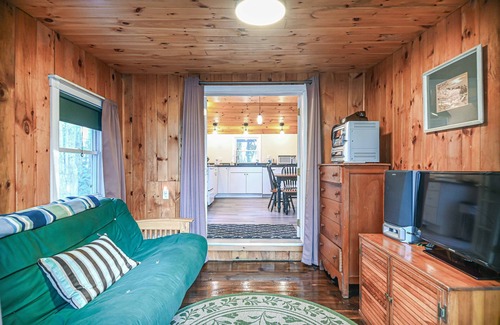 South Sanford Cabin | Cottage by the Pond – The Perfect Cozy Escape! Great for Couples and Families