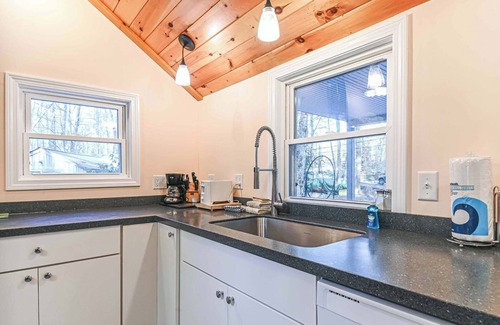 North Berwick Cabin | Cottage by the Pond – The Perfect Cozy Escape!