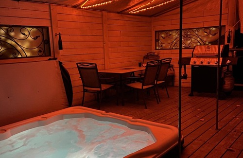 Bobcaygeon House | Cottage by the river with Hot tub