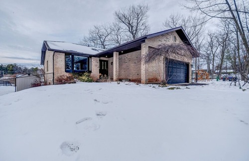 Wasaga Beach House | Cottage By The River