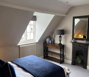 Witney Apartment | Cottage c1790, Superb central Witney, free parking