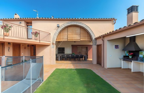 Vilamacolum Cottage | Cottage 'Can Centena' with Private Pool, Wi-Fi and Air Conditioning