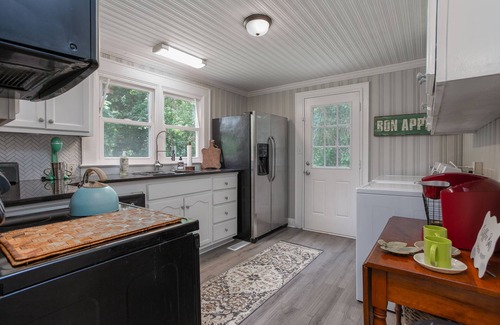 Old Irving Park House | Cottage Central to Downtown/Midtown & walk to hospital