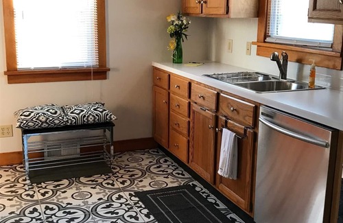 La Salle House | Cottage Charm, 3 Bedrooms - 10 Minutes to Starved Rock!